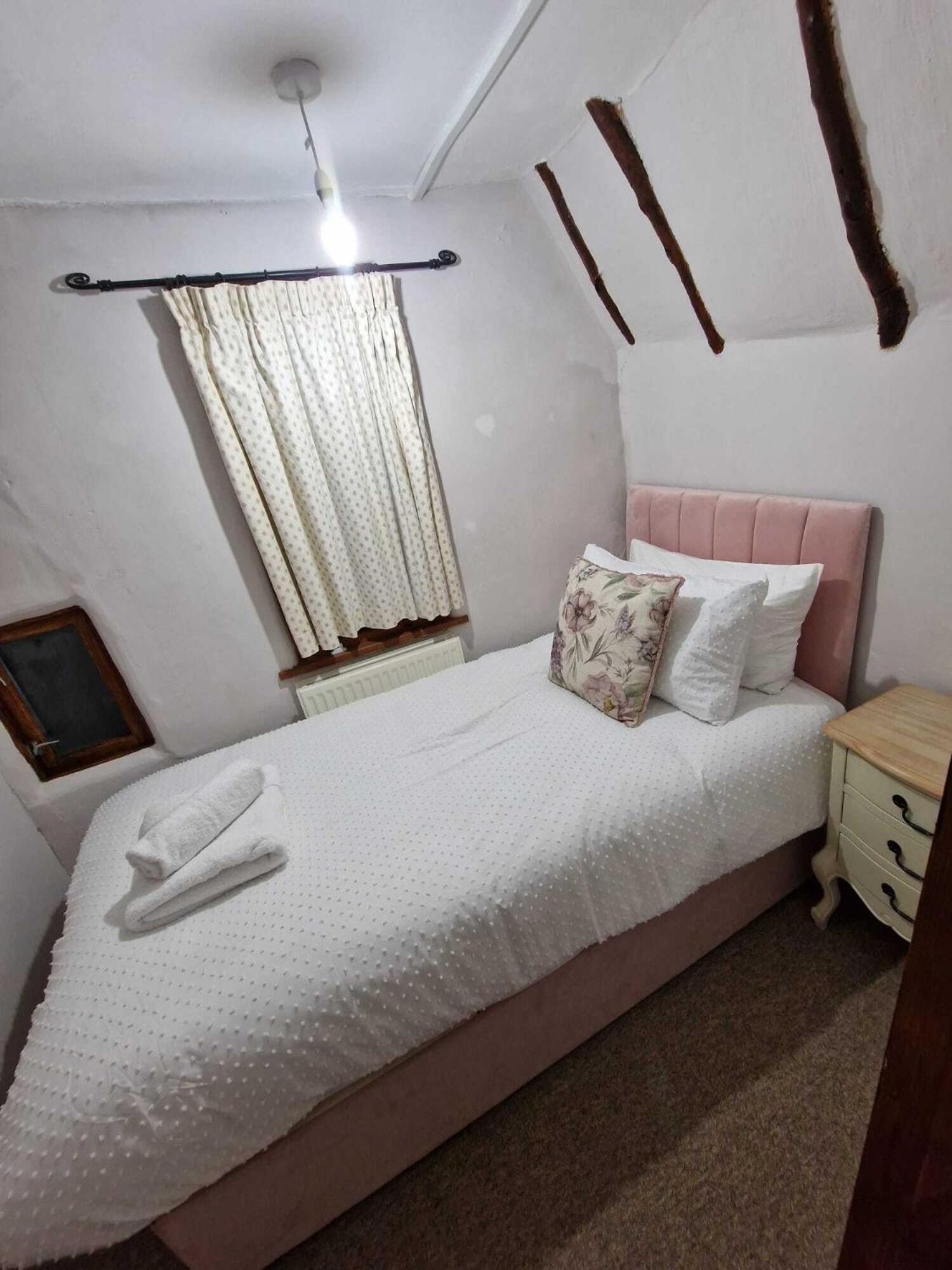 Two Bedroom Grade Ll Cottage At Az Luxury Stays Honey Horsefield With Wifi And Free Parking Hundon Extérieur photo